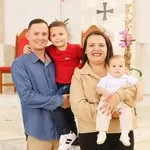Filha fazendo uma atividade com a mãe idosa